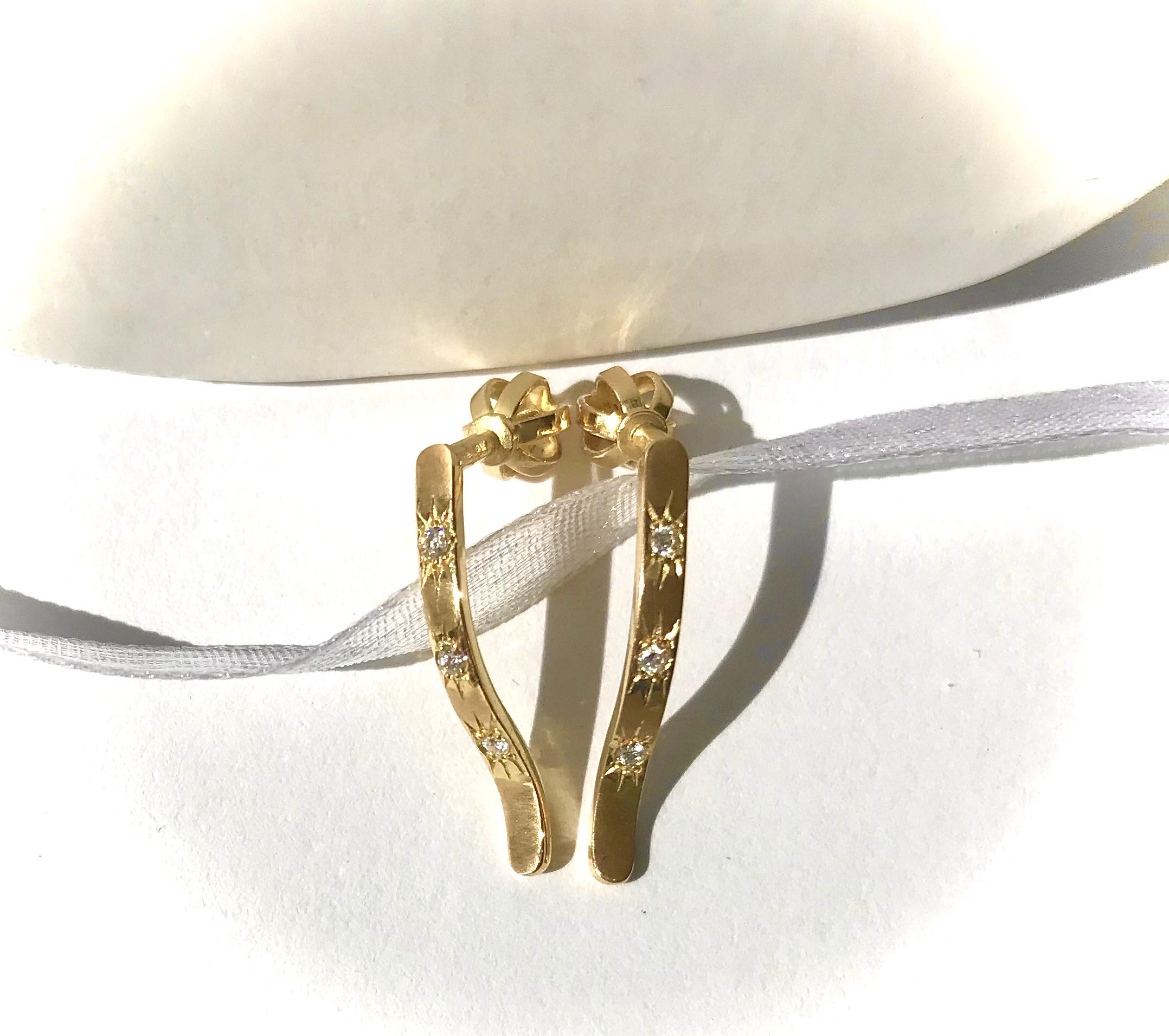 Diamantové naušnice,zlato 18 karátů s přírodními diamanty.Originální šperk.