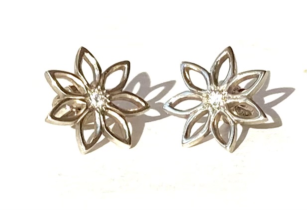 Diamond earrings with natural diamond,14 karats gold.Flowers