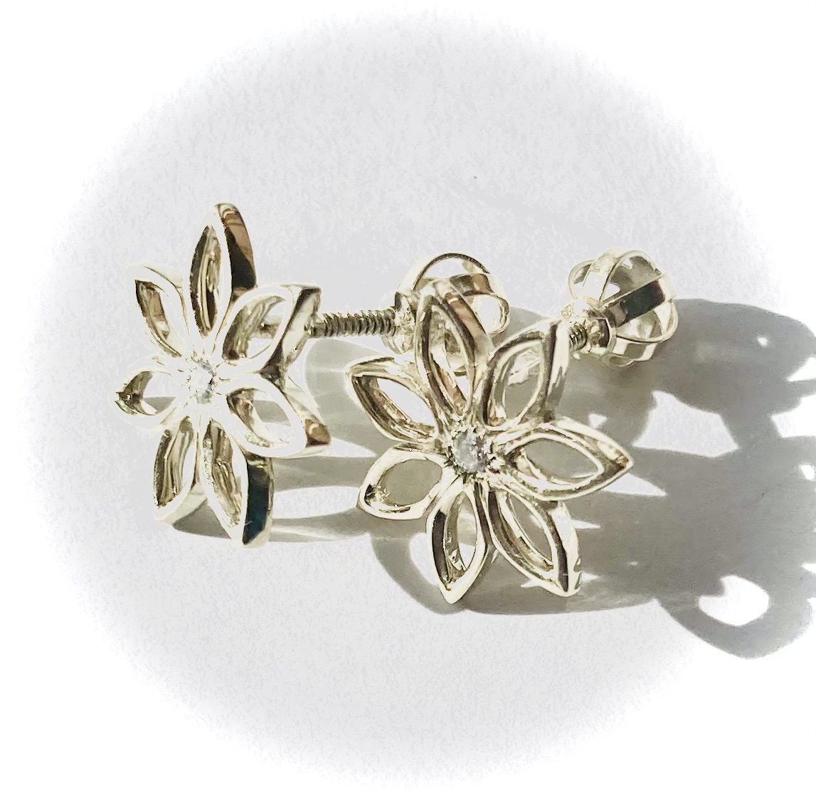 Diamond earrings with natural diamond,14 karats gold.Flowers