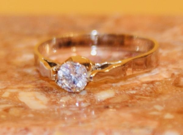 Zásnubní prsten s diamantem.Natural diamond.