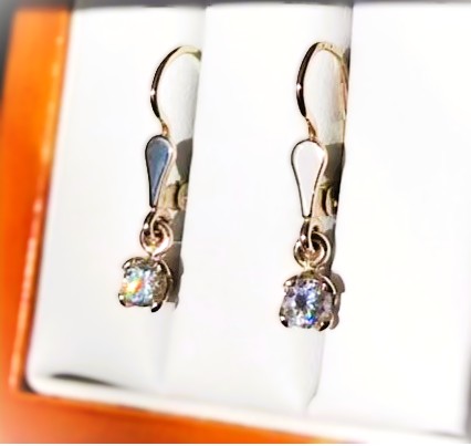 Diamantové naušnice,pravé přírodní diamanty,decentní styl.